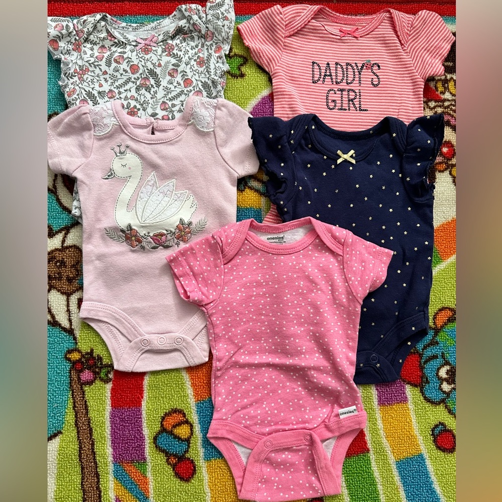 Bundle of 5 baby girls 🧒 newborn bodysuits.